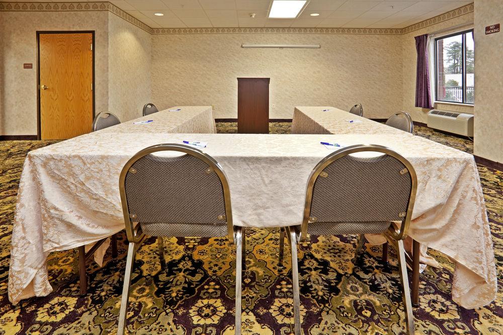 Holiday Inn Express & Suites Wilson-Downtown By Ihg Buitenkant foto